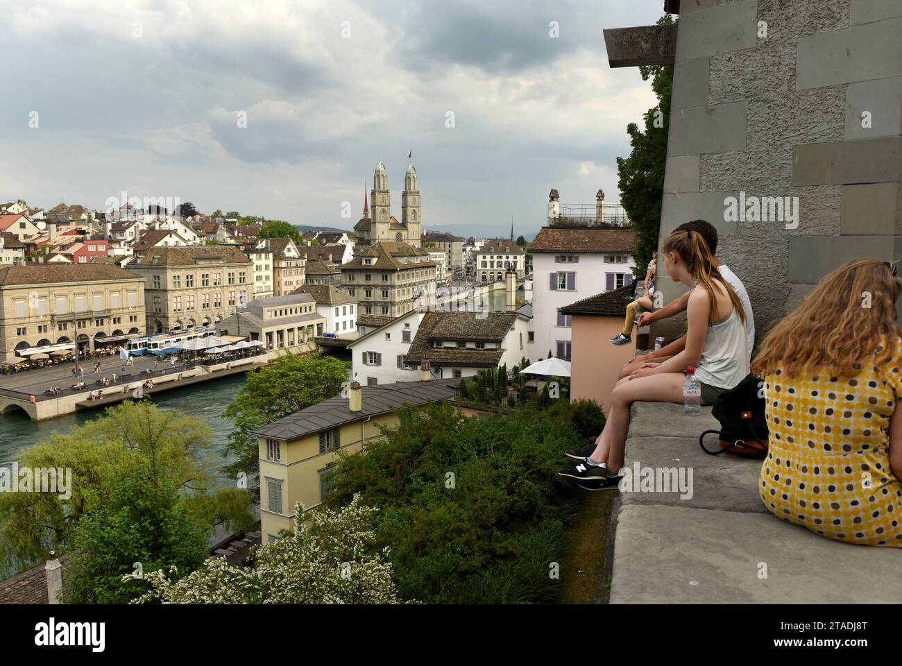 Zürich, Schweiz - 03. Juni 2017: Die Menschen betrachten das Zürcher Stadtbild von Lindenhof und Grossmunster vor dem Hintergrund. Stockfoto