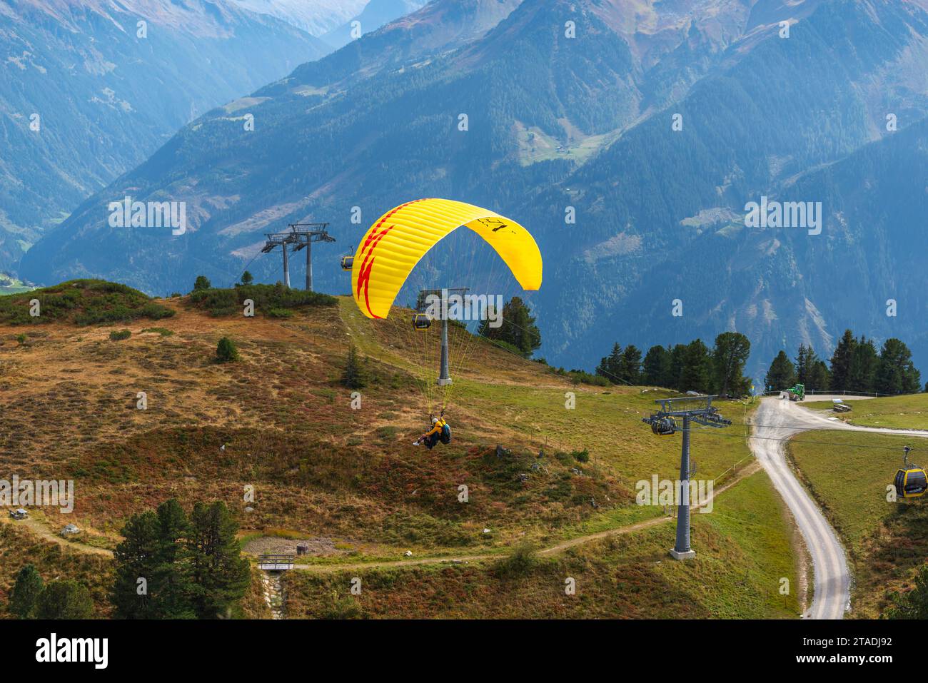 Gleitschirmflüge ab Penken (2095 m), Tandem-Paragliding Mayrhofen, Zillertaler Alpen, Tirol, Österreich Stockfoto