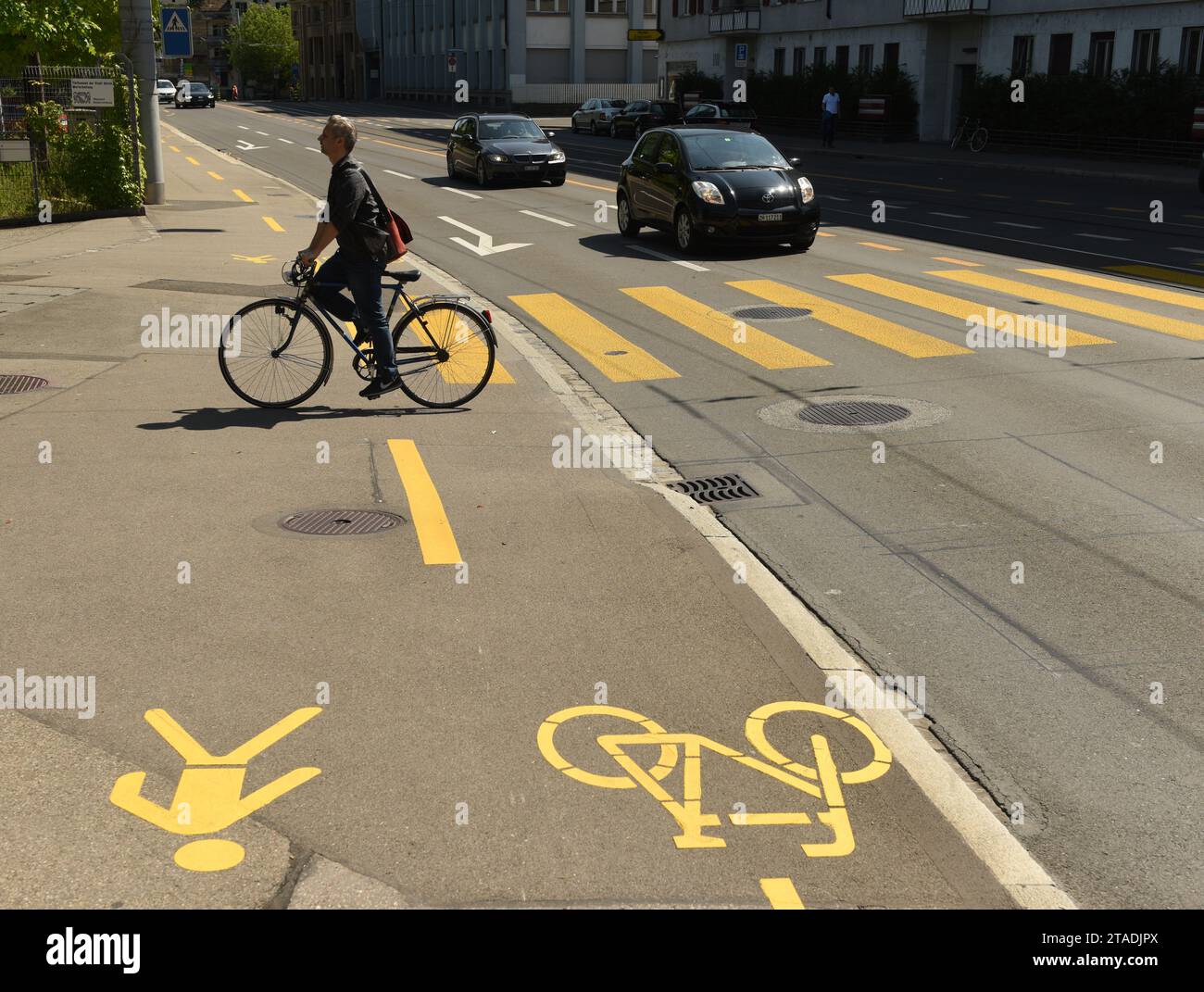 Zürich, Schweiz - 03. Juni 2017: Radfahrer auf der Straße von Zürich. Der Alltag in Zürich. Stockfoto