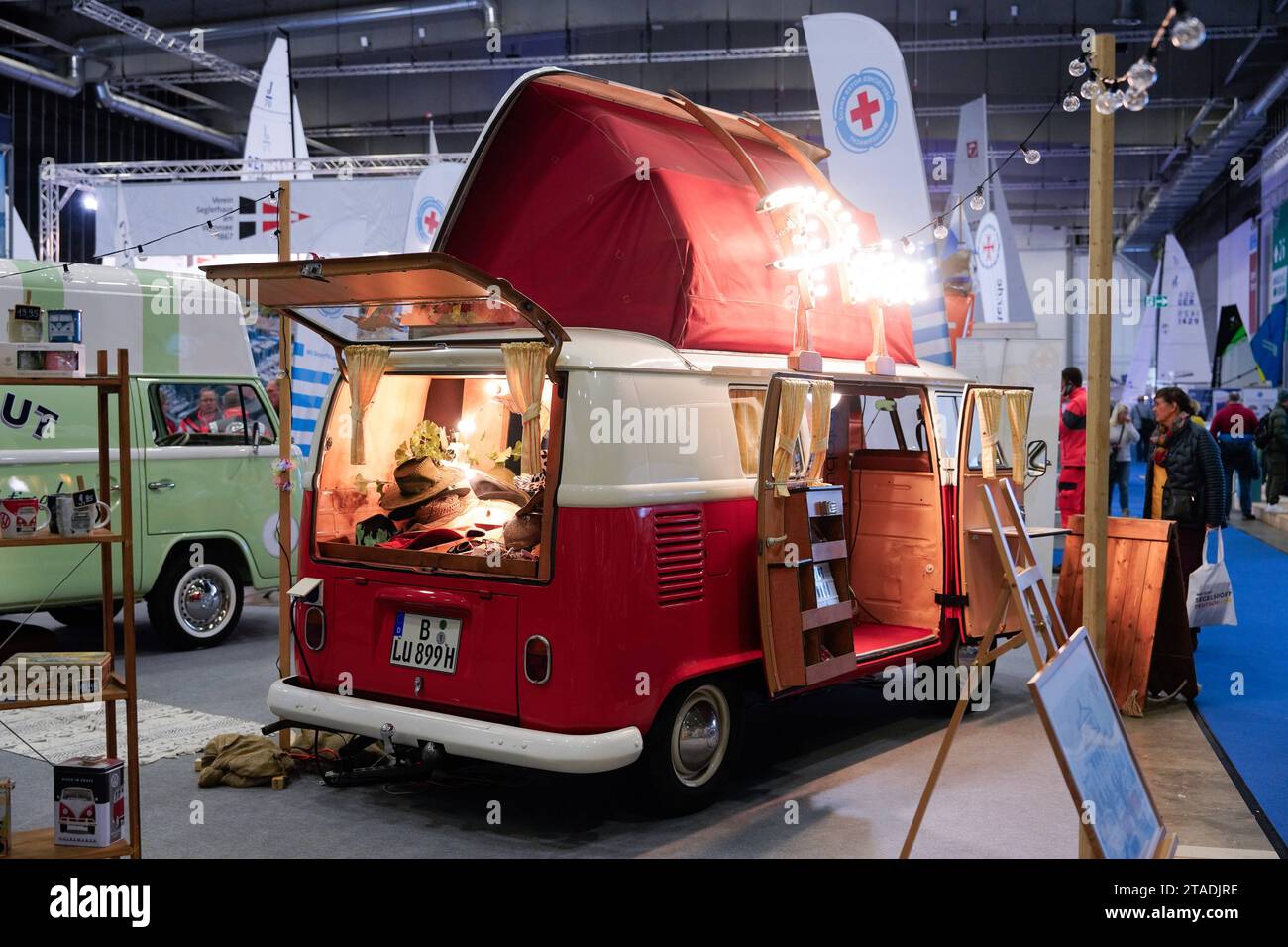 Veranstaltung Boot und Fun Berlin 2023, Ausstellungsstück Veranstaltung Boot und Fun Berlin 2023 auf dem Messegelände Messe Berlin, VW Bus Berlin GER *** Event Boat and Fun Berlin 2023, Exhibit Event Boat and Fun Berlin 2023 auf dem Messegelände Messe Berlin, VW Bus Berlin GER Credit: Imago/Alamy Live News Stockfoto