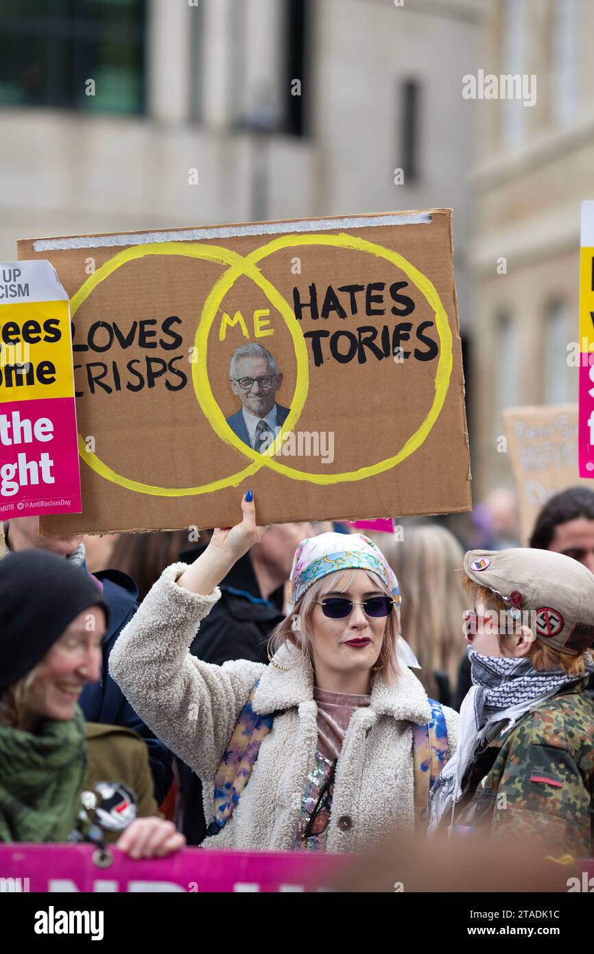 Menschen versammeln sich während einer Demonstration gegen Rassismus vor dem BBC Broadcasting House in London. Stockfoto