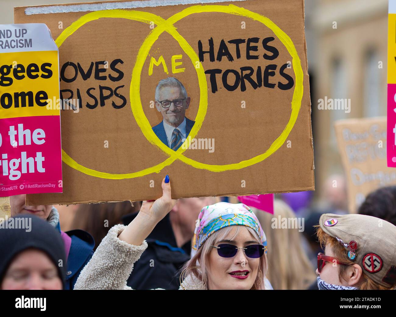 Menschen versammeln sich während einer Demonstration gegen Rassismus vor dem BBC Broadcasting House in London. Stockfoto