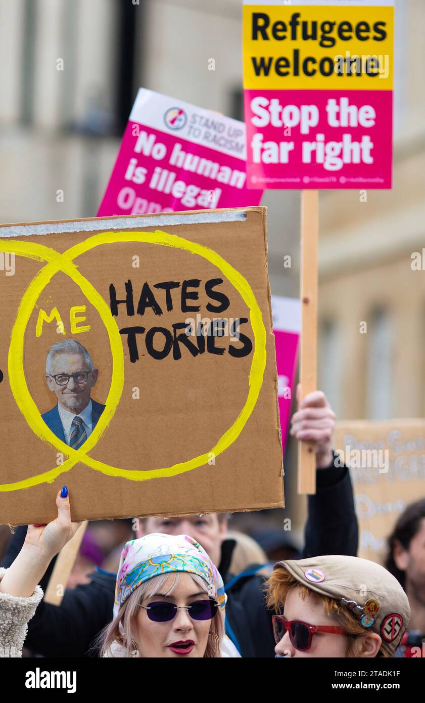 Menschen versammeln sich während einer Demonstration gegen Rassismus vor dem BBC Broadcasting House in London. Stockfoto