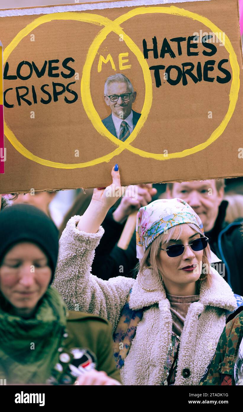 Menschen versammeln sich während einer Demonstration gegen Rassismus vor dem BBC Broadcasting House in London. Stockfoto