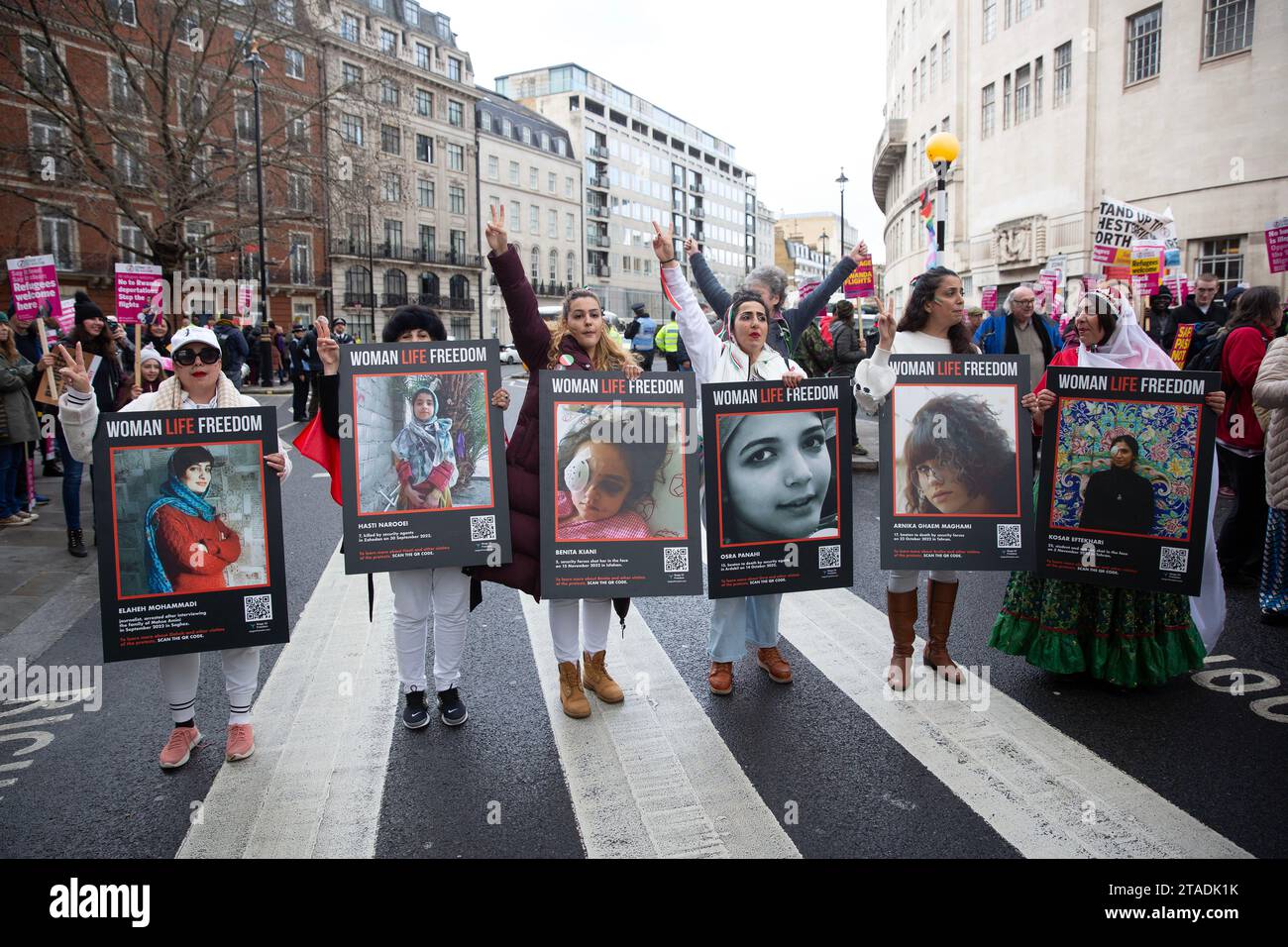 Menschen versammeln sich während einer Demonstration gegen Rassismus vor dem BBC Broadcasting House in London. Stockfoto