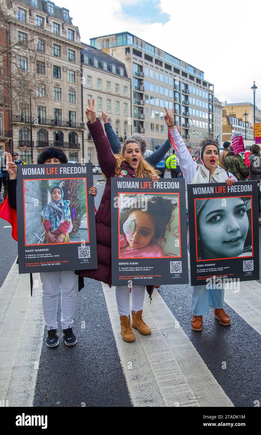 Menschen versammeln sich während einer Demonstration gegen Rassismus vor dem BBC Broadcasting House in London. Stockfoto