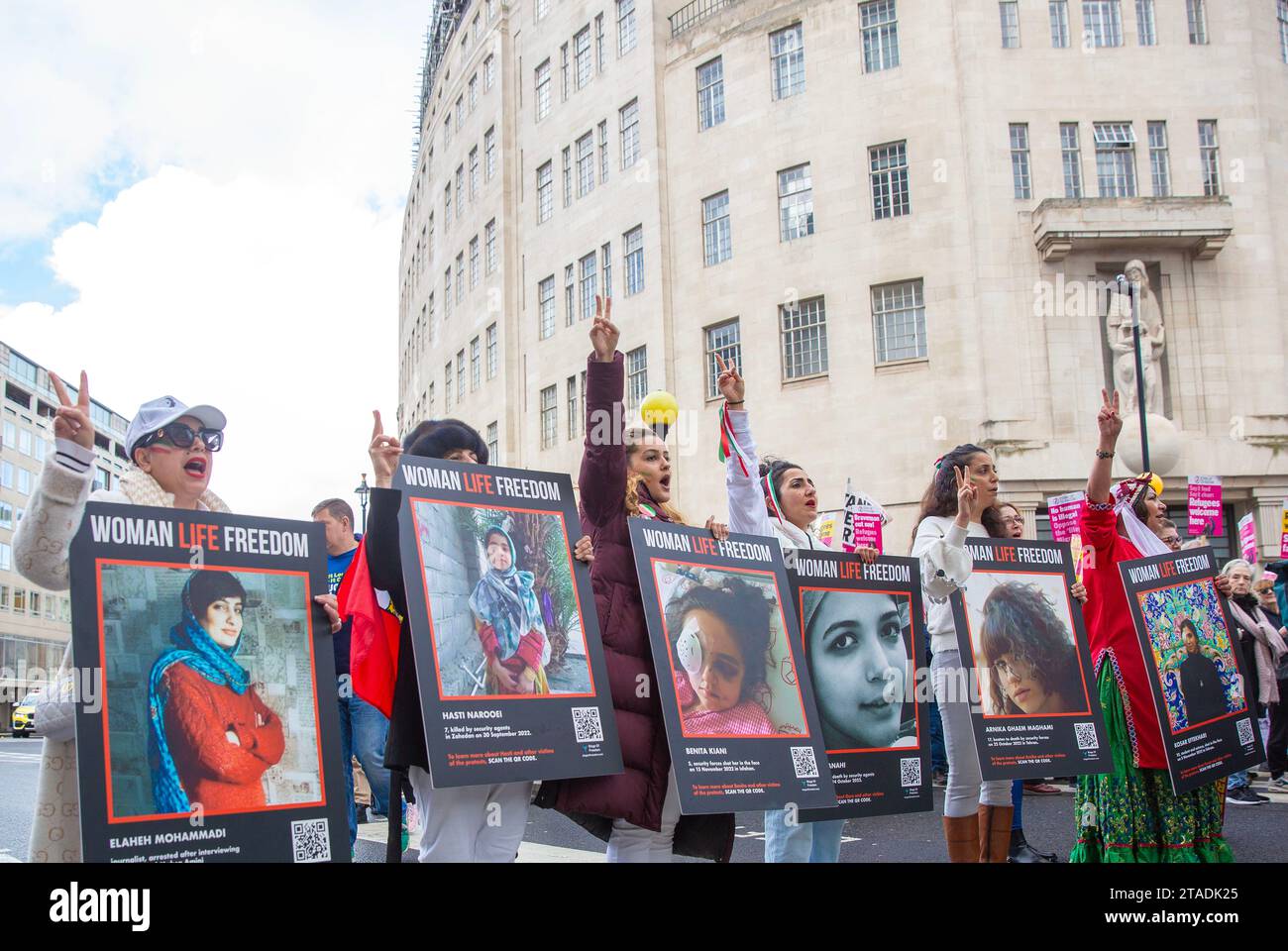 Menschen versammeln sich während einer Demonstration gegen Rassismus vor dem BBC Broadcasting House in London. Stockfoto