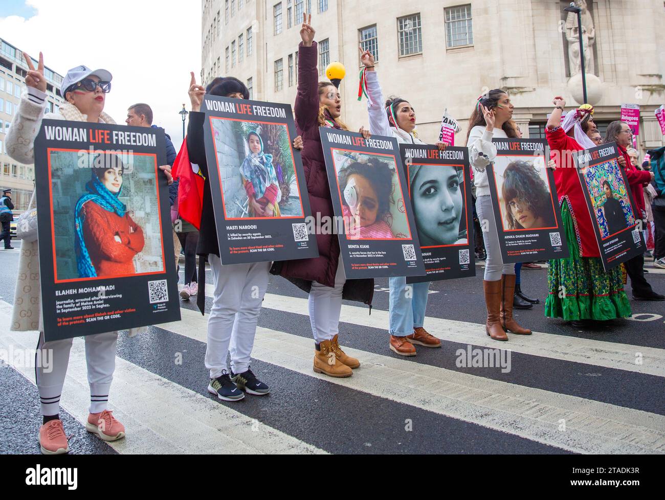 Menschen versammeln sich während einer Demonstration gegen Rassismus vor dem BBC Broadcasting House in London. Stockfoto