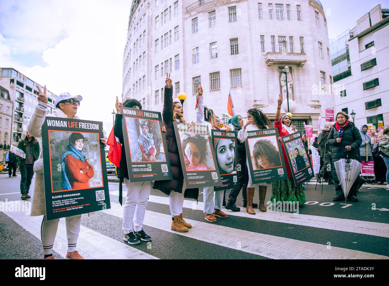 Menschen versammeln sich während einer Demonstration gegen Rassismus vor dem BBC Broadcasting House in London. Stockfoto