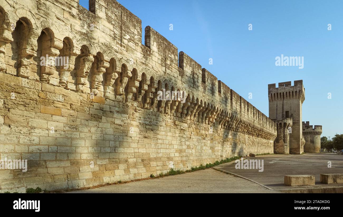 Stadtmauer von Avignon mit machikolierten Zinnen. Mauern d' Avignon, alte Festung umgibt die Altstadt, die zum UNESCO-Weltkulturerbe gehört. Stockfoto