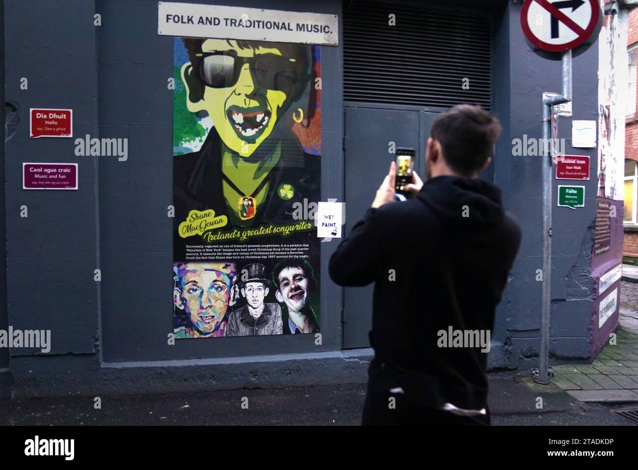Ein Mann fotografiert ein Bild von Shane MacGowan, Sängerin der Pogues