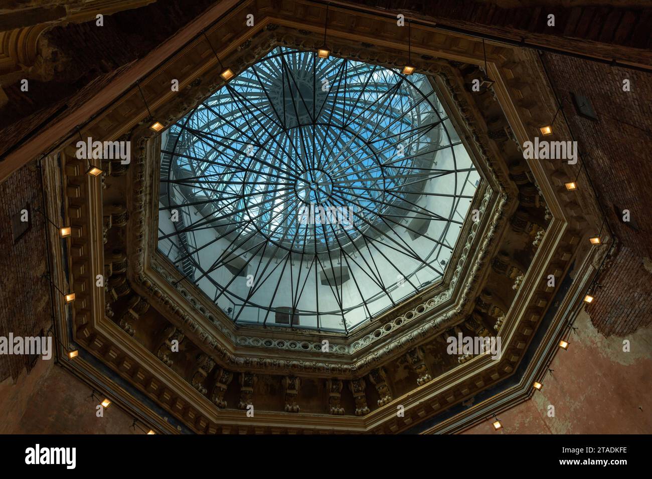 Dresden: 8. August 2023: Innenraum der Kuppel der Akademie der Künste in Dresden Stockfoto