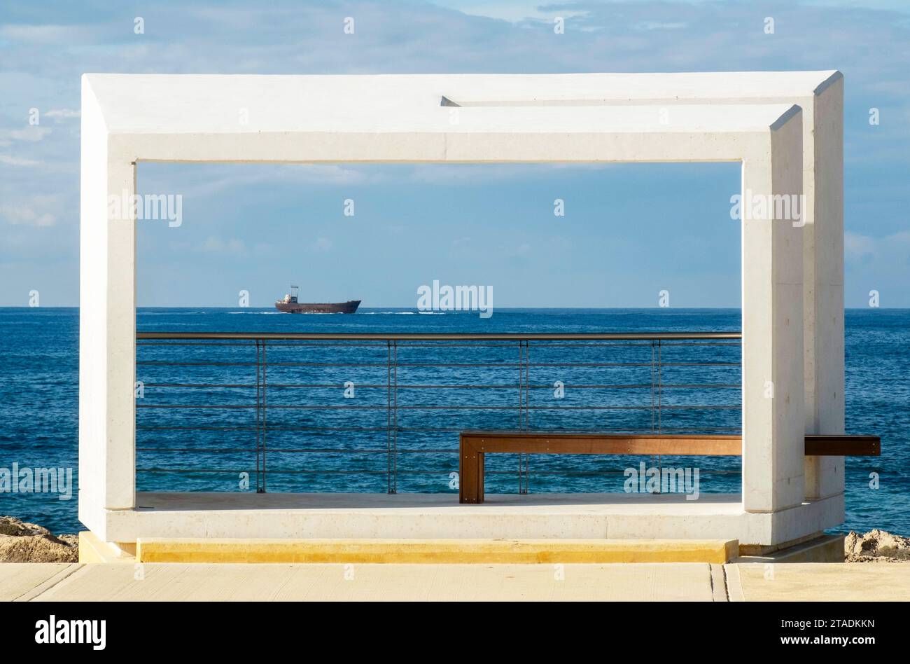 Schattiger Sitzbereich auf dem Paphos Küstenweg zwischen Paphos und Chloraka, PAPHOS, ZYPERN Stockfoto