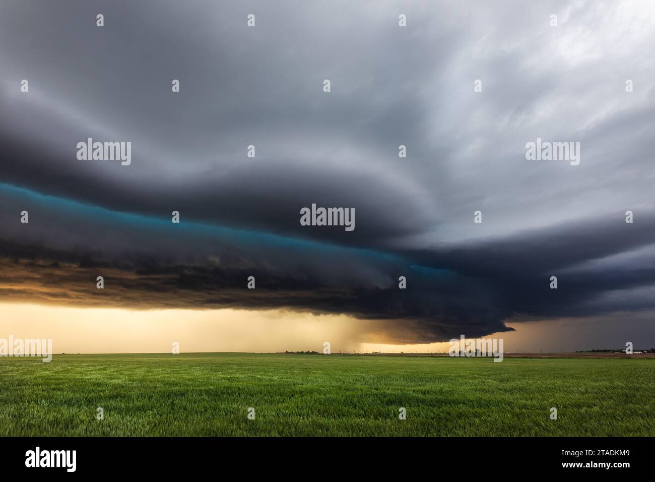 Eine unheilvolle Schelfeige führt zu einem schweren Gewitter über Kansas bei Sonnenuntergang Stockfoto
