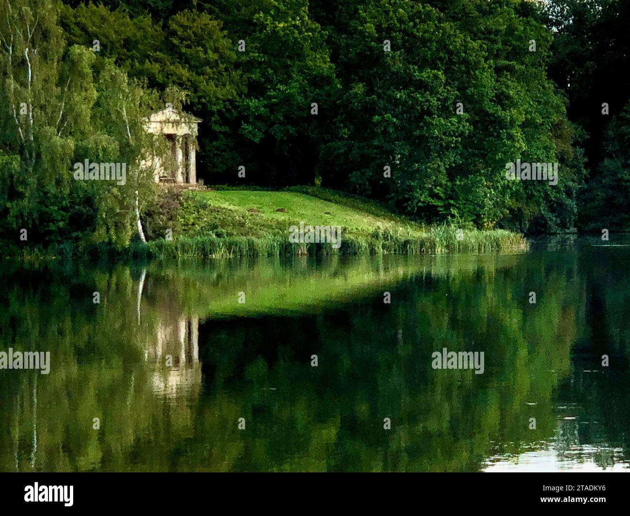 Dorischer Tempel im Bowood House Stockfoto