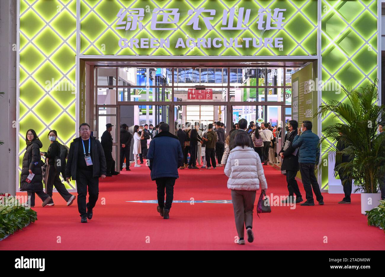 (231130) -- PEKING, 30. November 2023 (Xinhua) -- Menschen besuchen den Ausstellungsbereich über grüne Agrarkette während der China International Supply Chain Expo (CISCE) in Peking, Hauptstadt Chinas, am 30. November 2023. Der Ausstellungsbereich der grünen Agrarkette konzentrierte sich auf Kernverbindungen, Schlüsseltechnologien und -Produkte der landwirtschaftlichen Industriekette, Saatgutforschung und -Entwicklung, intelligente landwirtschaftliche Anwendungen, intelligente landwirtschaftliche Maschinen und Geräte, regional unterscheidbare landwirtschaftliche Verarbeitungserzeugnisse sowie landwirtschaftliche Finanz- und Logistikdienstleistungen im Zusammenhang mit der Landwirtschaft. (Xinhua/Li He) Stockfoto