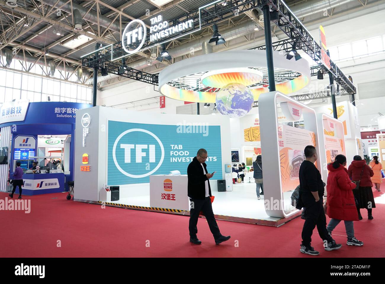 (231130) -- PEKING, 30. November 2023 (Xinhua) -- Menschen besuchen den Ausstellungsbereich über grüne Agrarkette während der China International Supply Chain Expo (CISCE) in Peking, Hauptstadt Chinas, am 30. November 2023. Der Ausstellungsbereich der grünen Agrarkette konzentrierte sich auf Kernverbindungen, Schlüsseltechnologien und -Produkte der landwirtschaftlichen Industriekette, Saatgutforschung und -Entwicklung, intelligente landwirtschaftliche Anwendungen, intelligente landwirtschaftliche Maschinen und Geräte, regional unterscheidbare landwirtschaftliche Verarbeitungserzeugnisse sowie landwirtschaftliche Finanz- und Logistikdienstleistungen im Zusammenhang mit der Landwirtschaft. (Xinhua/Ren Chao) Stockfoto