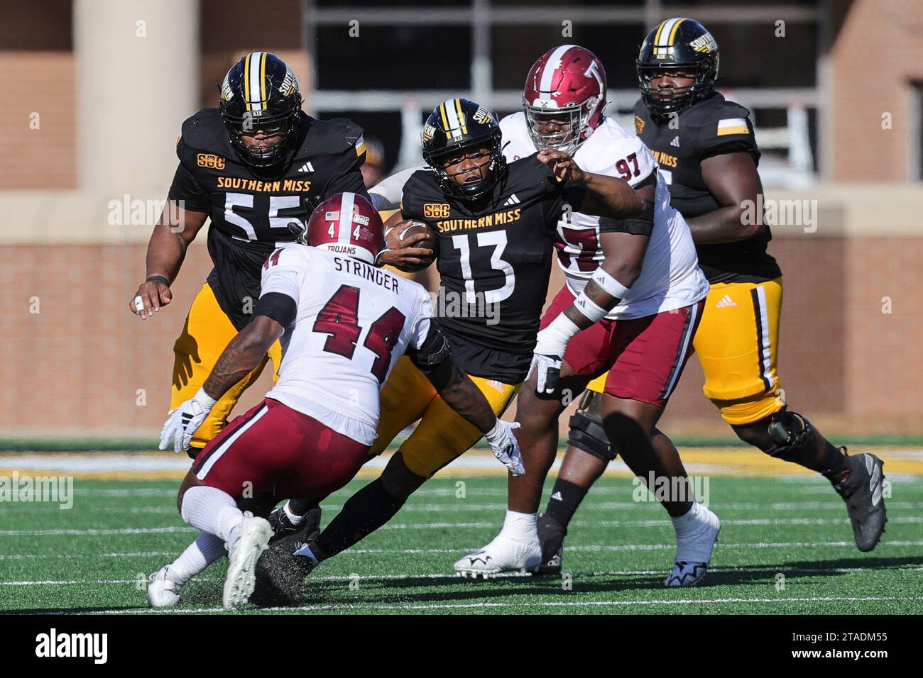 25. NOVEMBER 2021: Southern Miss Golden Eagles Quarterback Ethan Crawford (13) versucht, die Lücke zwischen zwei Trojanern während eines College-Football-Spiels zwischen den Southern Miss Golden Eagles und den Troy Trojans im M.M. Roberts Stadium in Hattiesburg, Mississippi, zu schließen. Bobby McDuffie/CSM Stockfoto