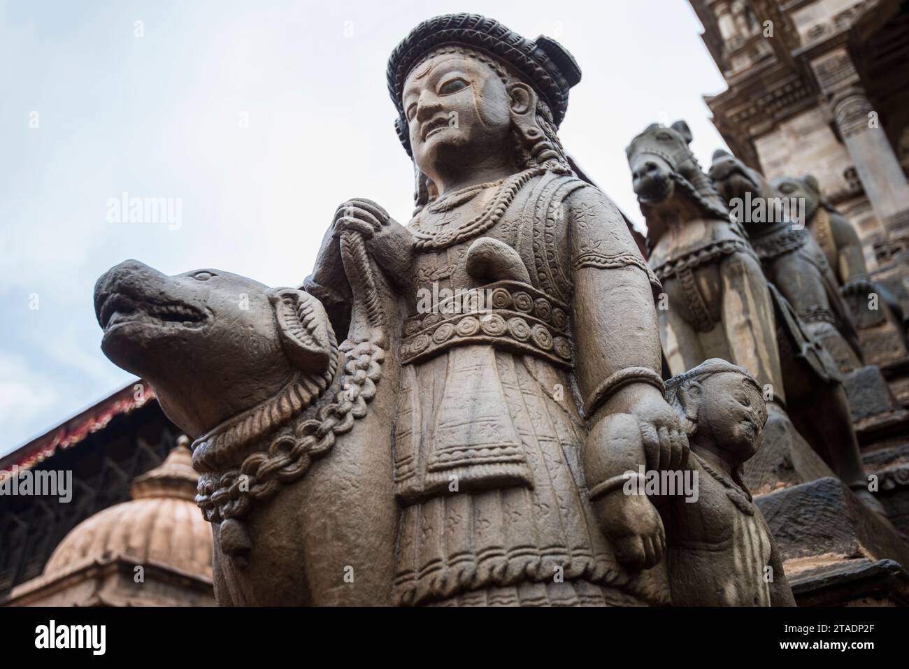 Kathmandu, Nepal - 10. Mai 2022: Der Bhaktapur Durbar Square ist der königliche Palast des alten Bhaktapur Königreichs und gehört zum UNESCO-Weltkulturerbe Stockfoto