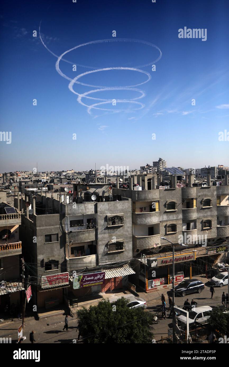 Gaza, Gaza. November 2023. Kondensstreifen aus einem israelischen ...