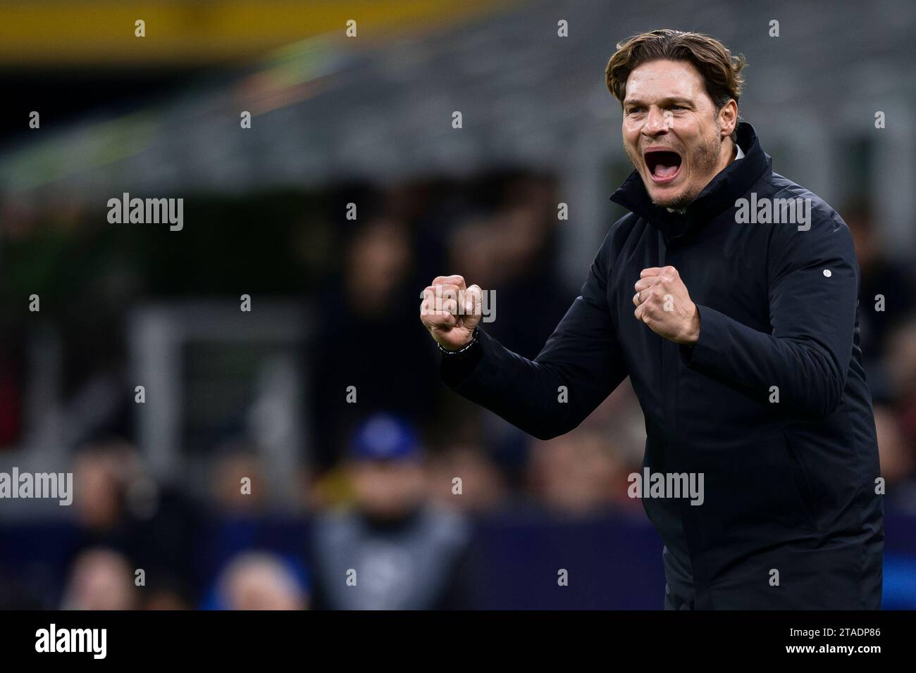 Mailand, Italien. 28. November 2023. Edin Terzic, Cheftrainer von Borussia Dortmund, reagiert während des Fußballspiels der Serie A zwischen AC Milan und Borussia Dortmund. Quelle: Nicolò Campo/Alamy Live News Stockfoto