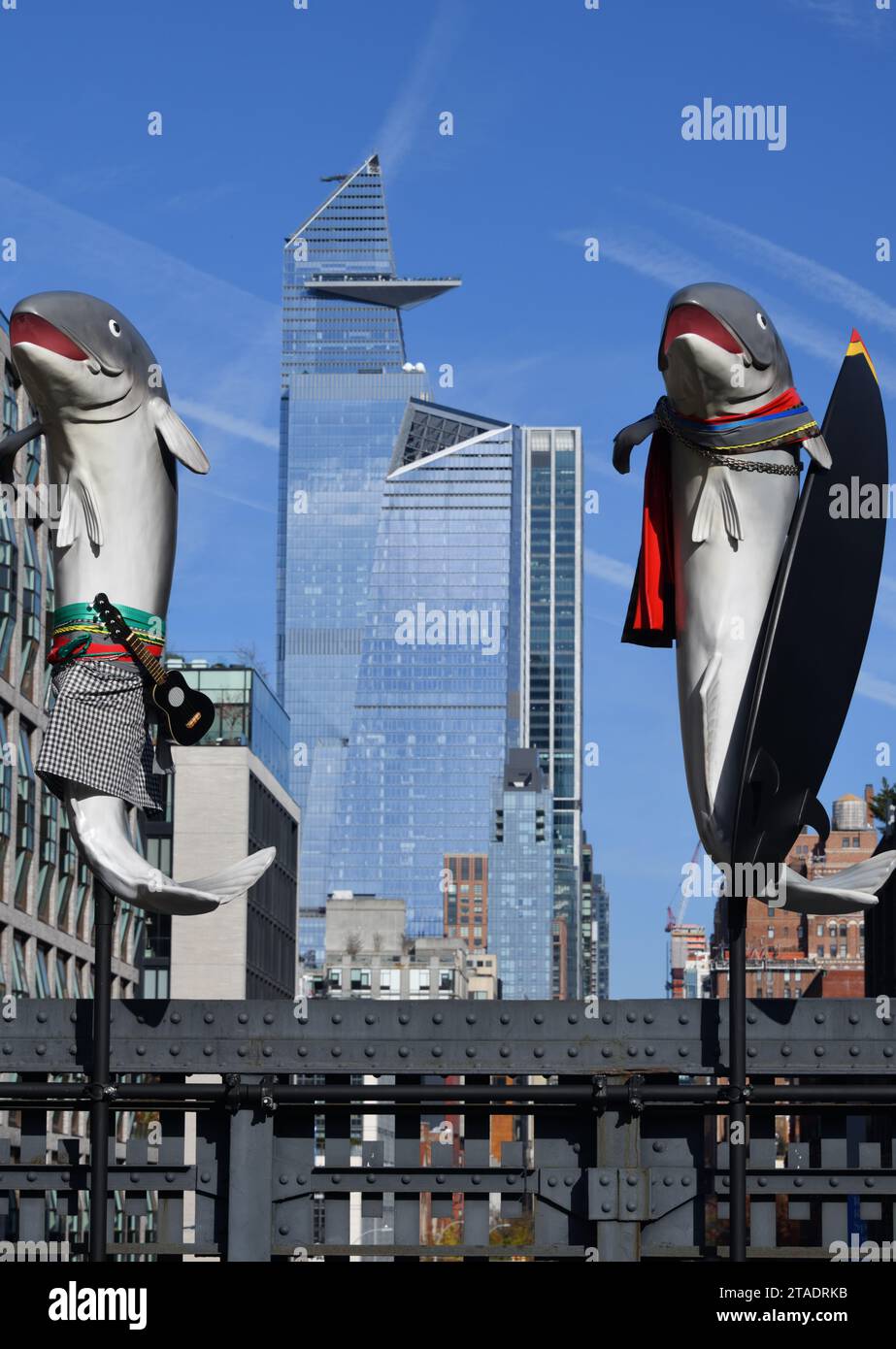 Zwei der sechs Skulpturen, die Teil der Was wäre, wenn sie bellen? High Line Art auf dem Manhattan High Line Trail New York City USA. 24. November 2023. Stockfoto