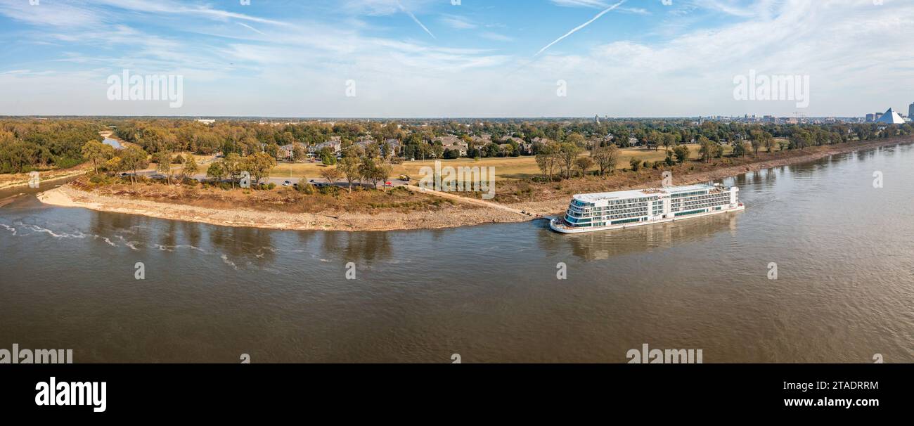Memphis, TN - 23. Oktober 2023: Viking Mississippi Kreuzfahrtschiff in der Hundeschlittenbahn auf dem Mississippi River in Tennessee bei Harbor Town angedockt Stockfoto