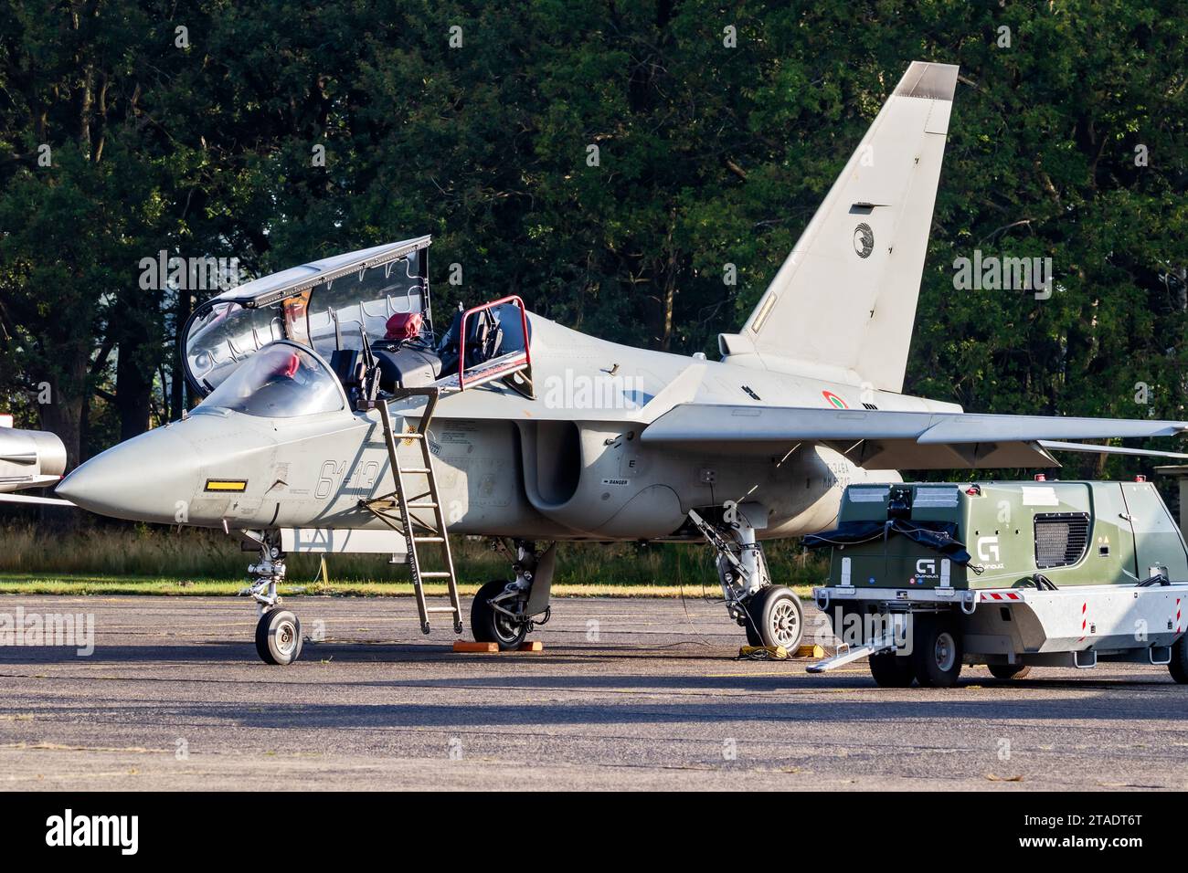 Die italienische Luftwaffe Alenia Aermacchi T-346A Master Light Attack Jet auf dem Asphalt der kleine-Brogel Air Base. Belgien - 13. September 2021 Stockfoto