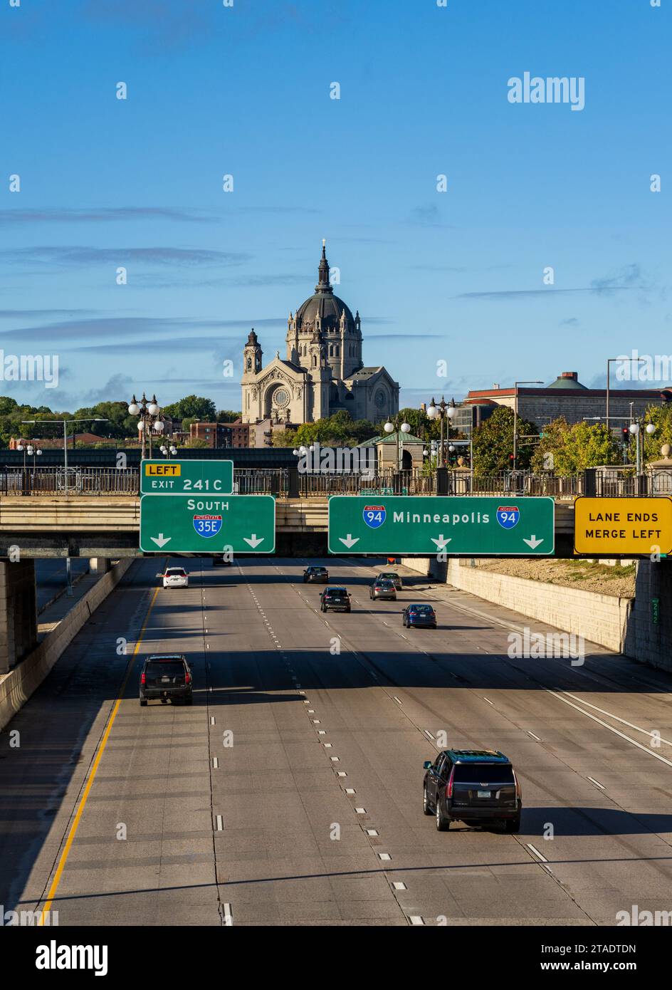 Kathedrale St. Paul in St. Paul Minnesota über die interstate I94 nach Minneapolis Stockfoto