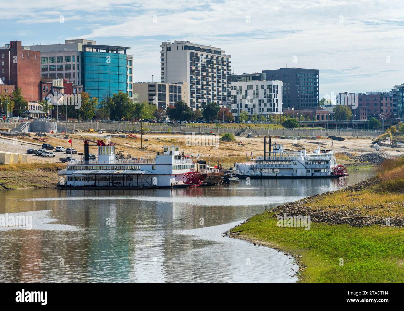 Memphis Tennessee Stadtlandschaft mit niedrigem Wasserstand im Wolf River Harbor mit Casino-Flussbooten, die fast ausgerastet sind Stockfoto