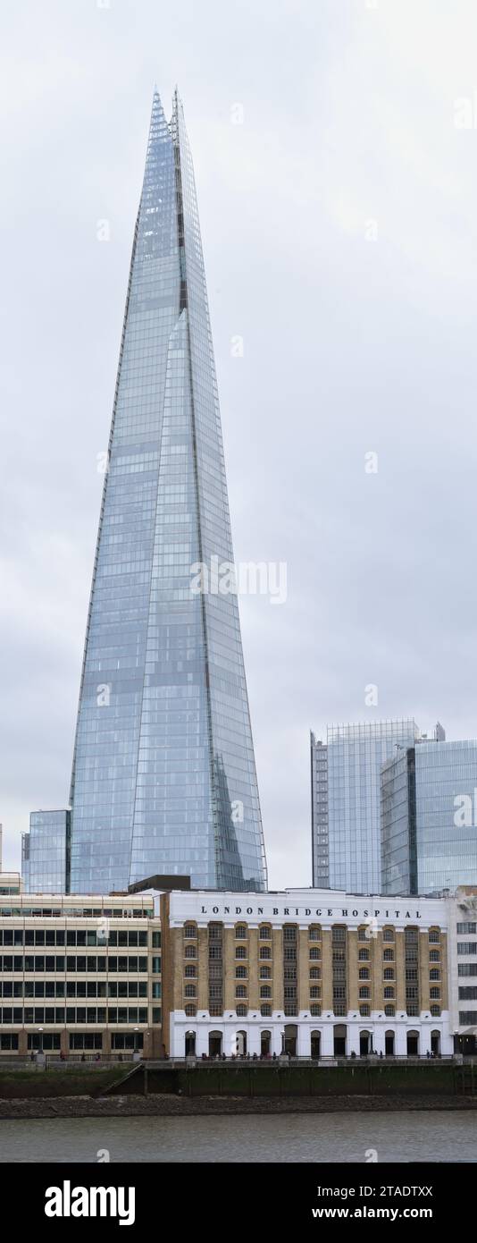 Das Shard kommerzielle Wolkenkratzer Gebäude hinter dem London Bridge Hospital, Nordufer der Themse, London, England. Stockfoto