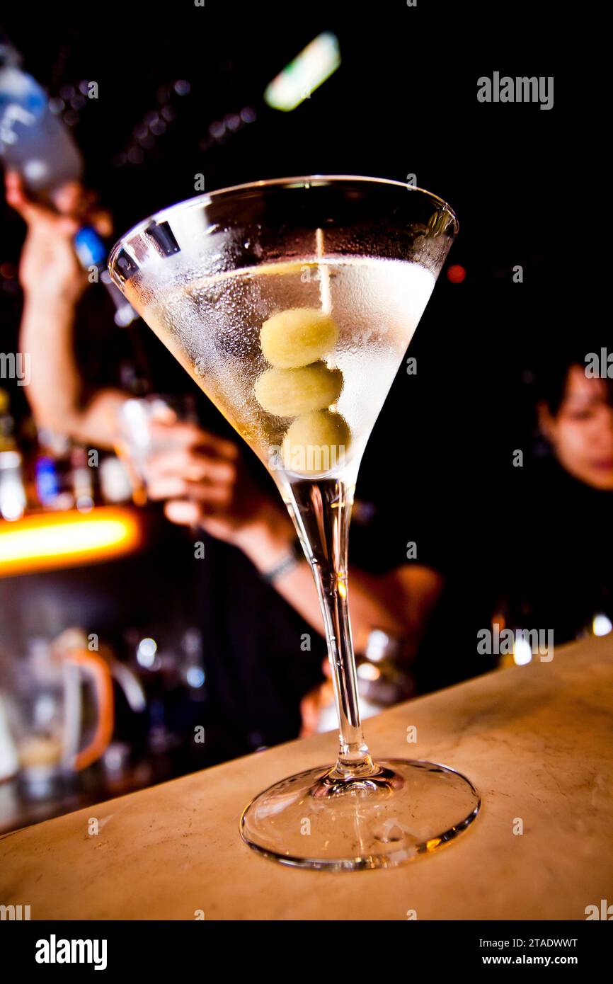 Ein Sake Martini wird in einer Bar in Hanoi, Vietnam, zubereitet Stockfoto