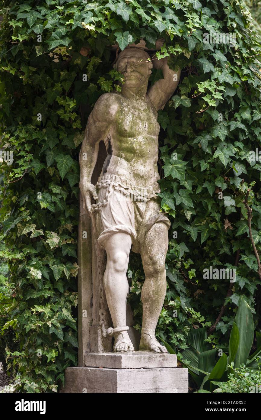 Statue eines türkischen Sklaven in Ketten, im Palazzo Brandolini, Venedig. Die venezianische Republik befand sich häufig im Krieg mit dem Osmanischen Reich Stockfoto