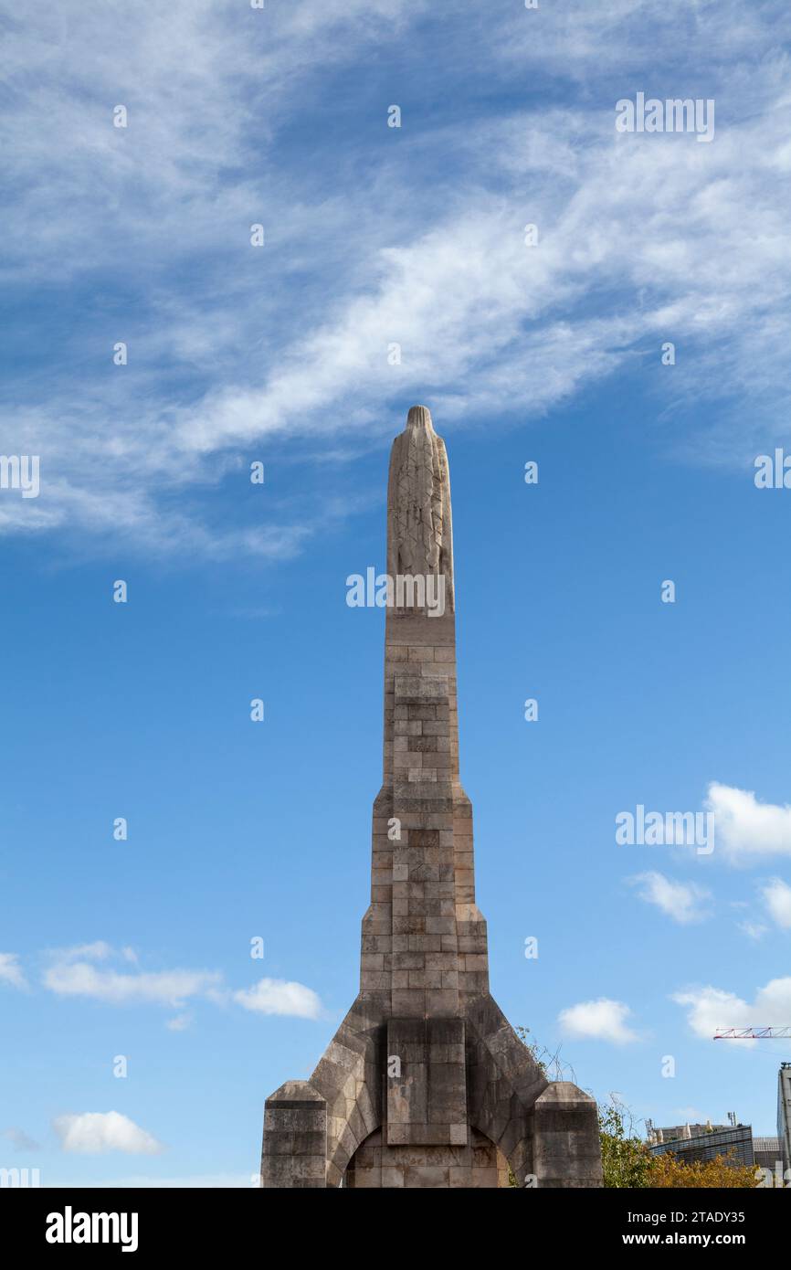 Pont de la Tournelle (Statue von Saint Geneviève) über der seine in Paris, Frankreich. Stockfoto
