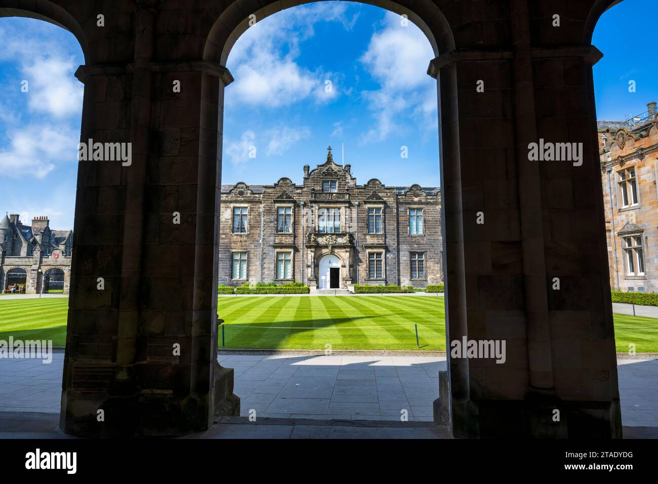 Blick auf die Lower College Hall und das Viereck des St Salvator’s College, University of St Andrews, im Royal Burgh of St Andrews in Fife, Schottland, Großbritannien Stockfoto