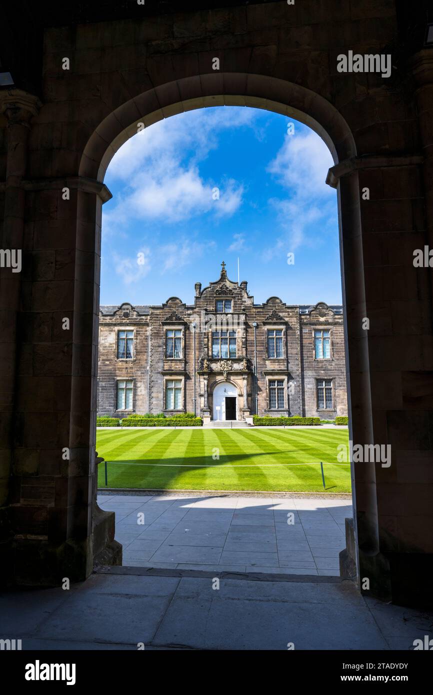 Blick auf die Lower College Hall und das Viereck des St Salvator’s College, University of St Andrews, im Royal Burgh of St Andrews in Fife, Schottland, Großbritannien Stockfoto
