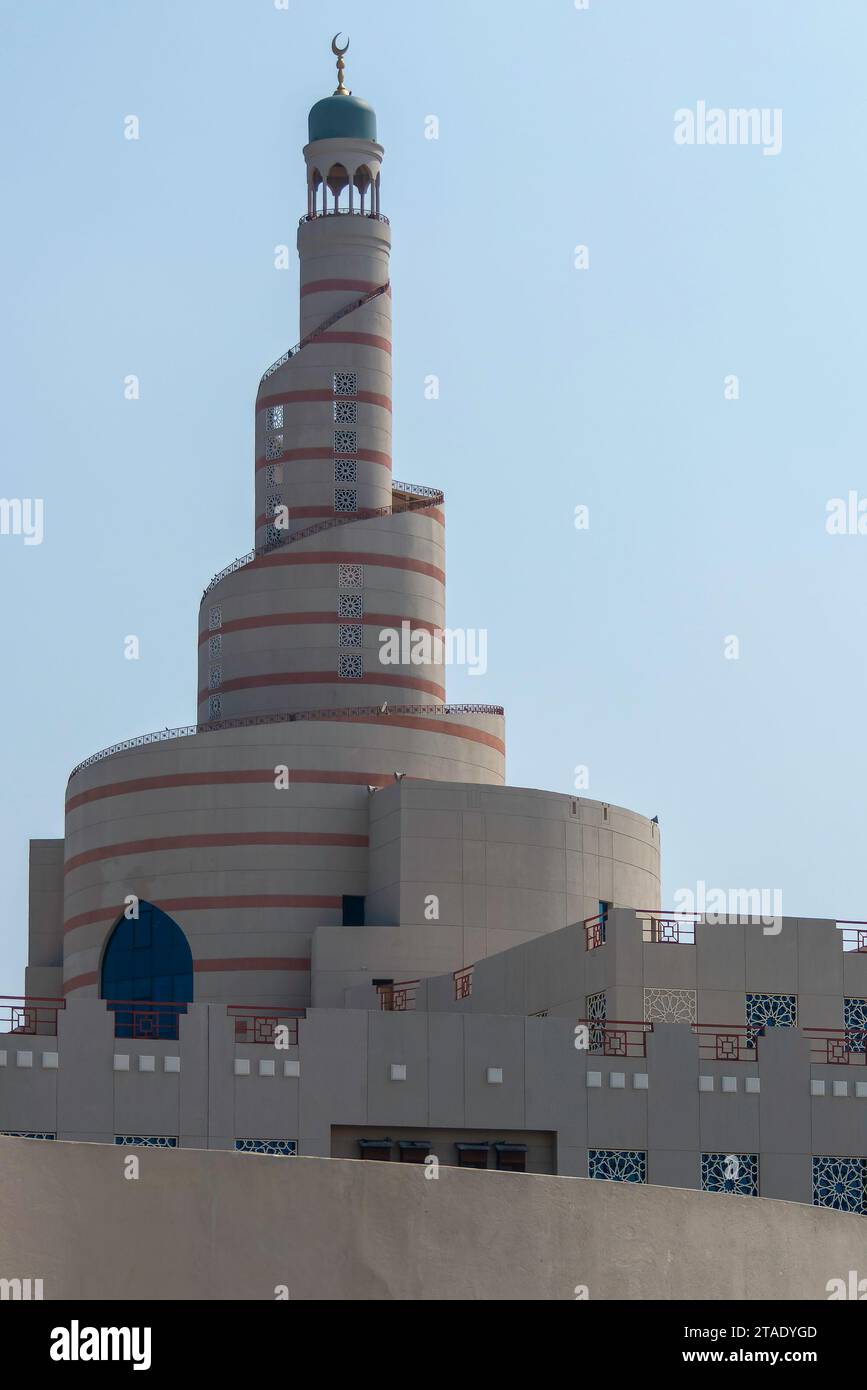 Doha, Katar, 1. November 2023. Blick auf den Al Fanar Spiralturm des Abdullah bin Zaid Al Mahmoud Islamischen Kulturzentrums Stockfoto