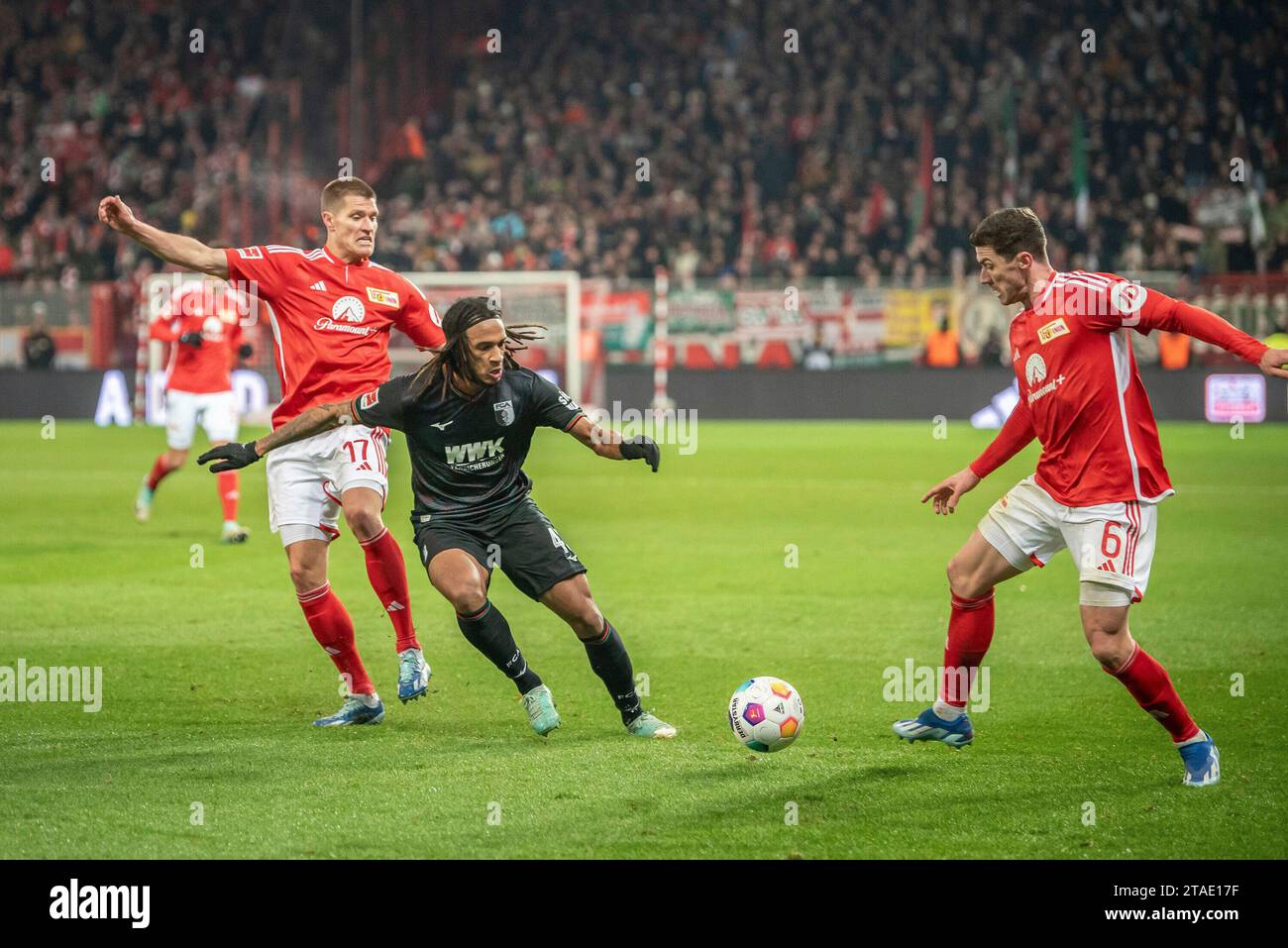 Kevin Behrens (1. FC Union Berlin, #17), Kevin Mbabu (FC Augsburg, #43 ...