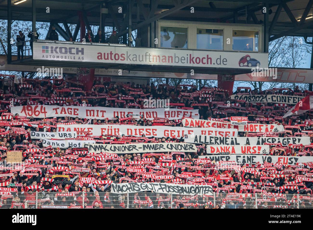 Fans von Union danken Ex-Trainer Urs Fischer und Ex-Co-Trainer Markus Hoffmann 1. Fussball-Bundesliga, 1. FC Union Berlin vs FC Augsburg, Stadion an der Alten F?rsterei, Berlin 25.11.2023 DFL-VORSCHRIFTEN VERBIETEN JEDE VERWENDUNG VON FOTOGRAFIEN ALS BILDSEQUENZEN UND/ODER QUASI-VIDEO. Stockfoto