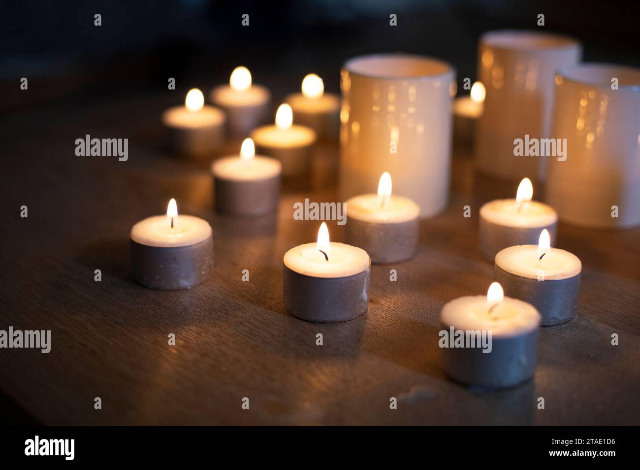 Kerzen im Wohnzimmer. Stockfoto