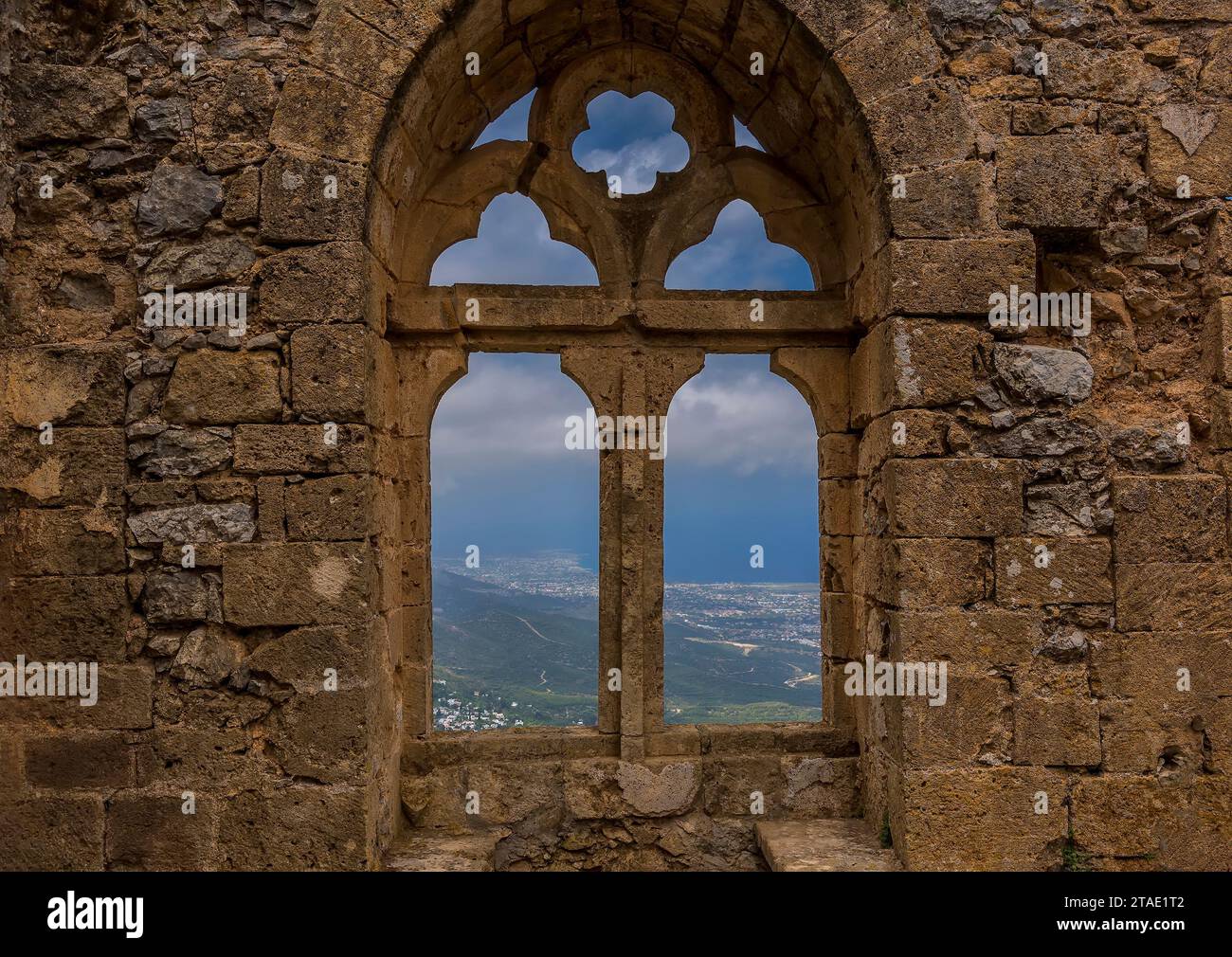 Die Nordküste Zyperns mit Blick durch das „Königinnen-Fenster“ der Burg Saint Hilarion im Norden Zyperns Stockfoto