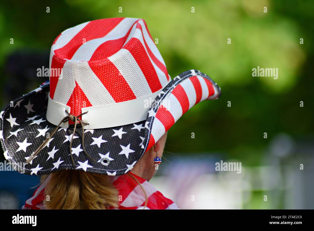 Frau mit Hut mit amerikanischen Symbole Stockfoto