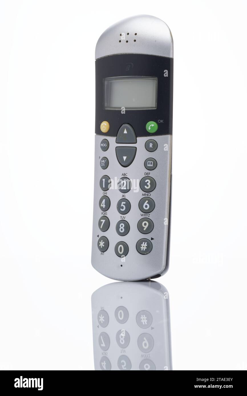 Ein traditionelles Telefon. Kommunikationsgerät. Sprich mit jemandem am Telefon. Vor weißem Hintergrund. Stockfoto