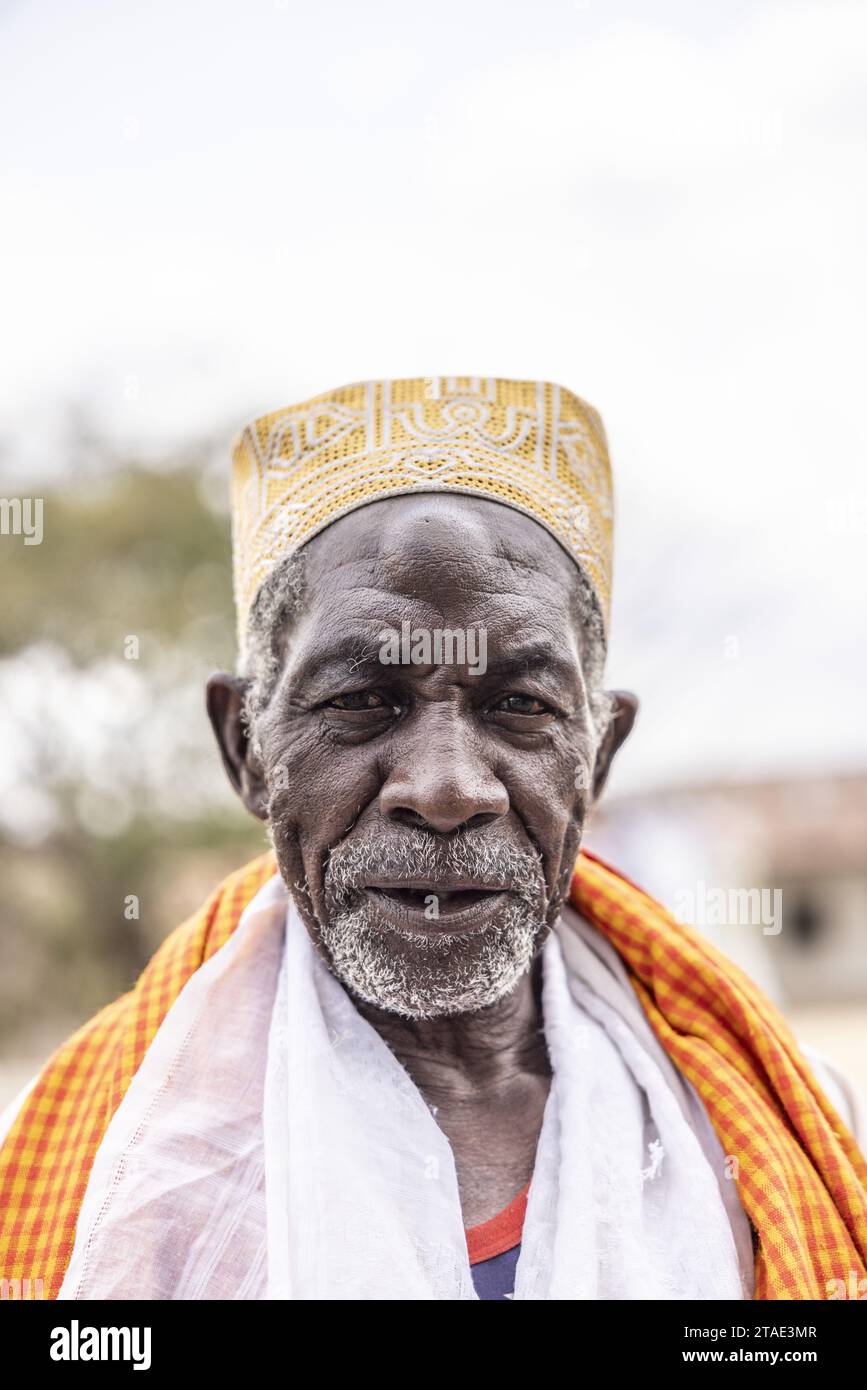 Tansania, Region Ruvuma, Jakika, Porträt eines Dorfältesten Stockfoto