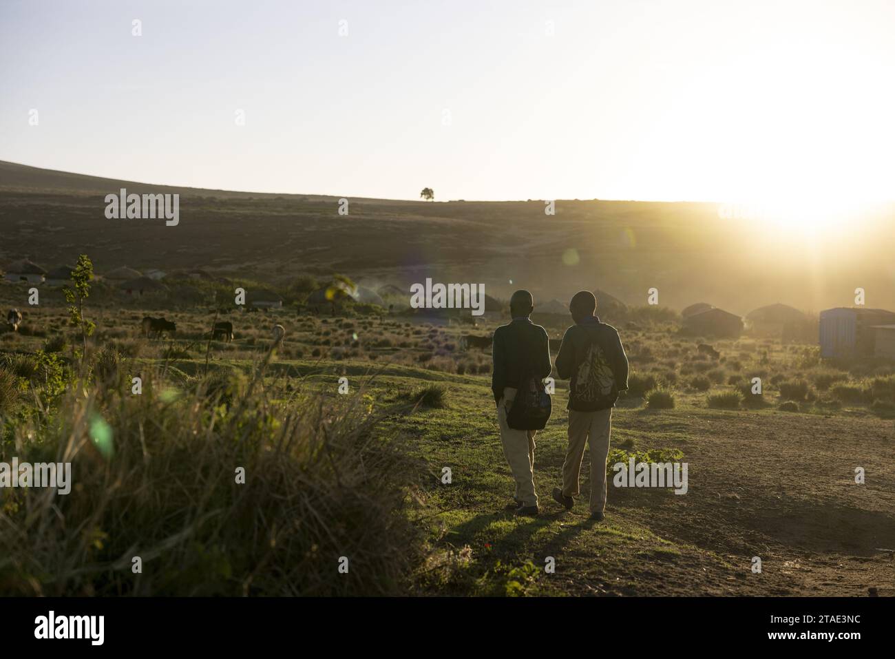 Tansania, Region Arusha, Malanja, zwei Schulkinder, die am Ende des Tages von der Schule zurückkehren Stockfoto