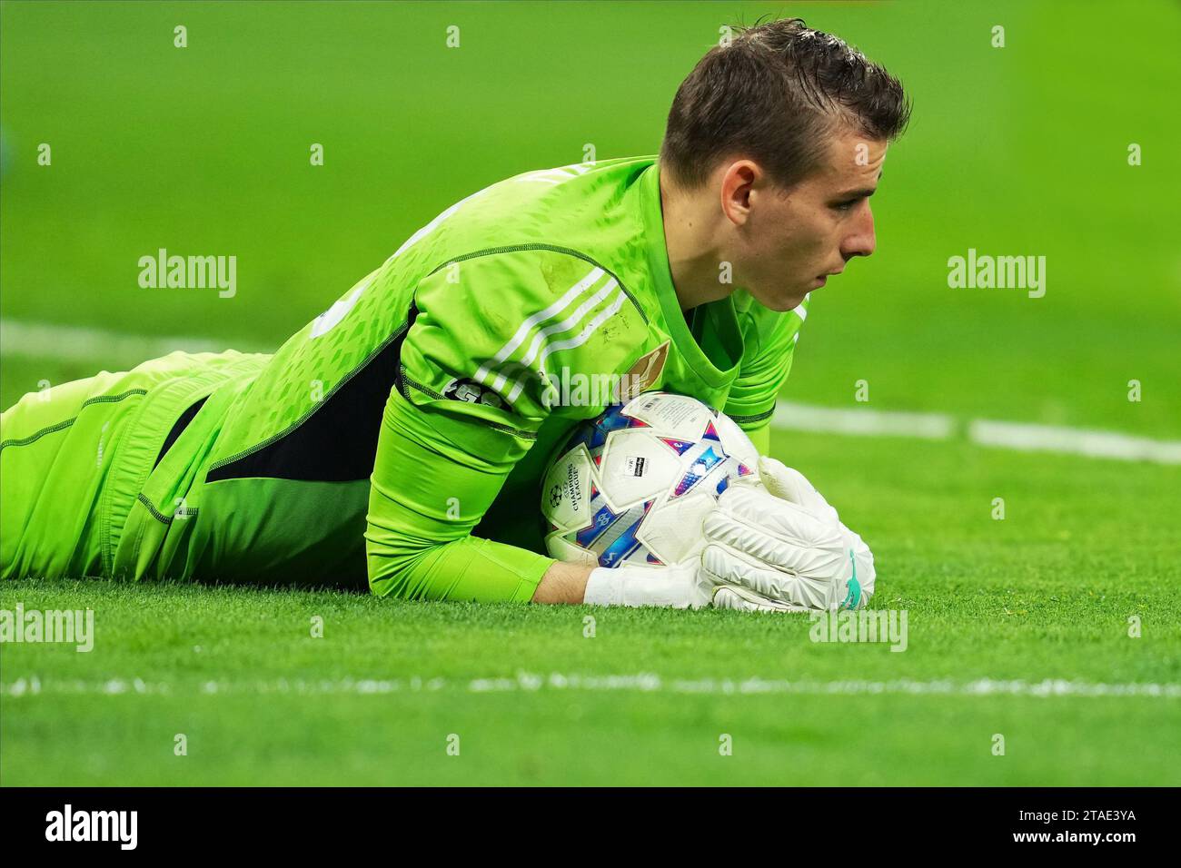 Madrid, Spanien. November 2023. Andriy Lunin von Real Madrid spielte während des UEFA Champions League-Spiels Gruppe C zwischen Real Madrid und SCC Napoli am 29. November 2023 im Santiago Bernabeu Stadion in Madrid. (Foto: Bagu Blanco/PRESSINPHOTO) Credit: PRESSINPHOTO SPORTS AGENCY/Alamy Live News Stockfoto