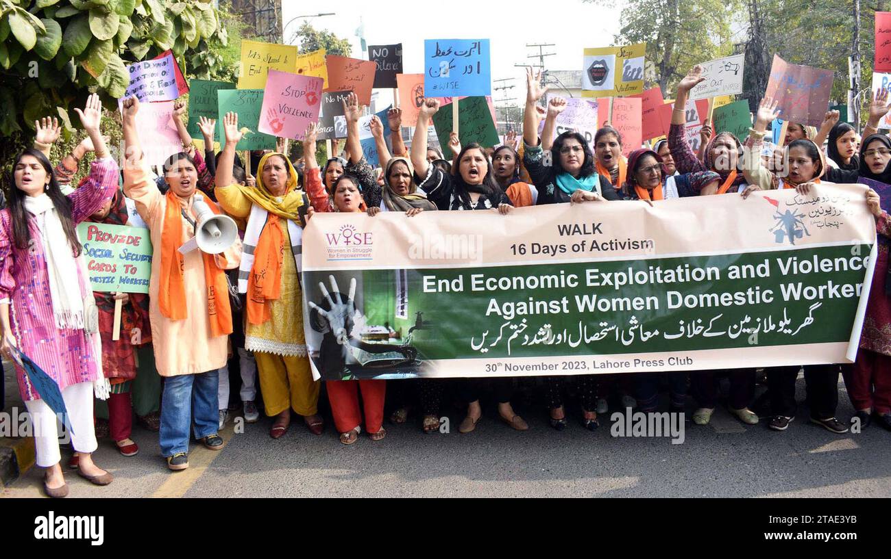 Mitglieder von Women in Struggle for Empowerment halten am Donnerstag, dem 30. November 2023, eine Protestdemonstration für ein Ende der wirtschaftlichen Ausbeutung und Gewalt gegen Hausangestellte im Presseclub von Lahore ab. Stockfoto