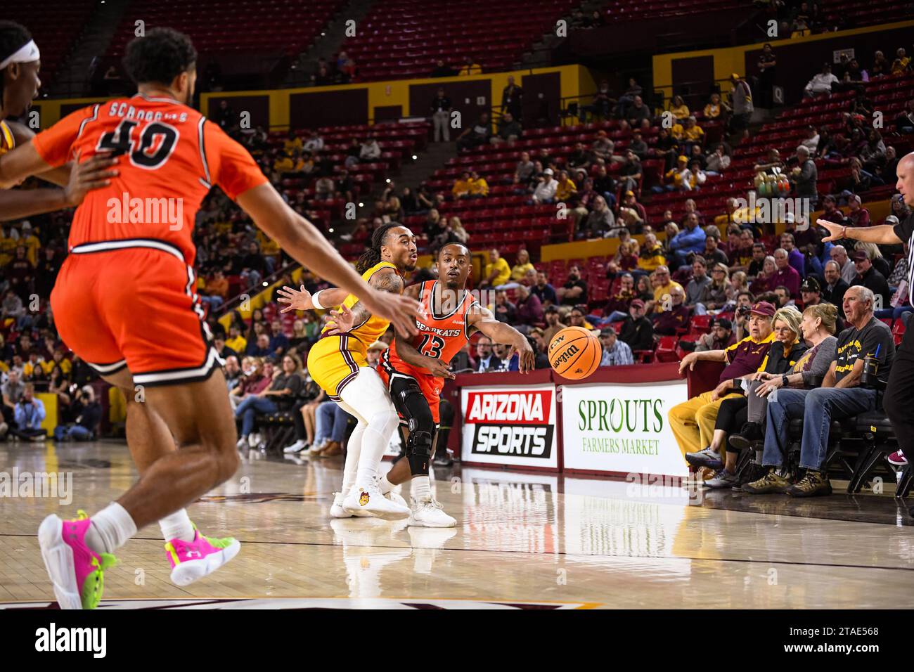 Sam Houston State Bearkats-Wachmann Jaden Ray (13) übergibt den Ball in der ersten Hälfte des NCAA-Basketballspiels gegen A an Kian Scroggins (40) Stockfoto