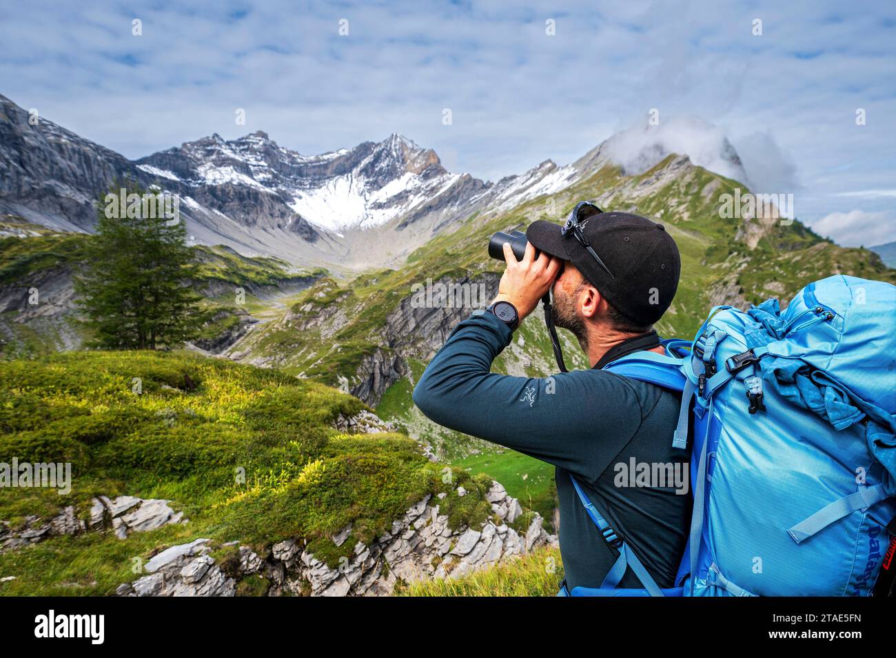 Schweiz, Wallis, Champéry, Tour des Dents Blanches, Wanderer mit Ferngläsern, um die Route vor Ihnen zu beobachten Stockfoto