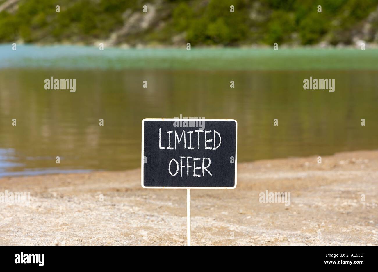 Symbol für begrenztes Angebot. Concept Words Limited Angebot für schöne schwarze Kreidetafel. Wunderschöner Bergsee im Hintergrund. Marketingmotivation für Unternehmen Stockfoto